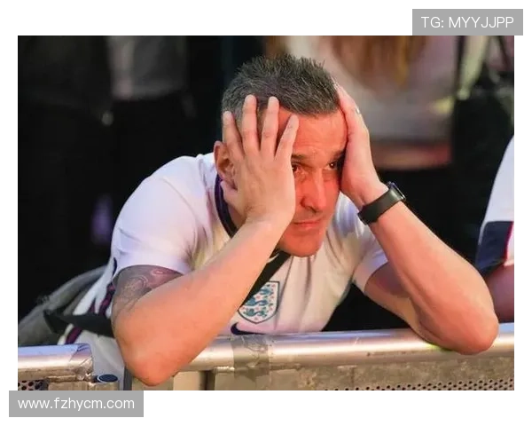 足球明星因扔瓶子引发争议视频曝光球迷反应热烈引发热议