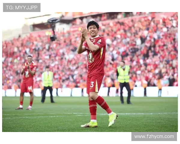 足球明星在赛场上意外受伤踢球踢到要害引发关注与讨论